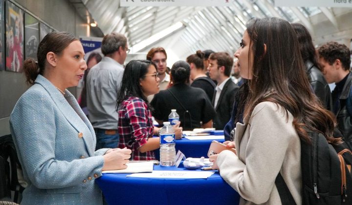 EMLV lors de la Career Fair 720x420 - De Vinci Career Fair : un tremplin pour les étudiants en recherche de stage